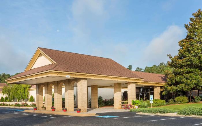 Days Inn & Conf Center by Wyndham Southern Pines Pinehurst
