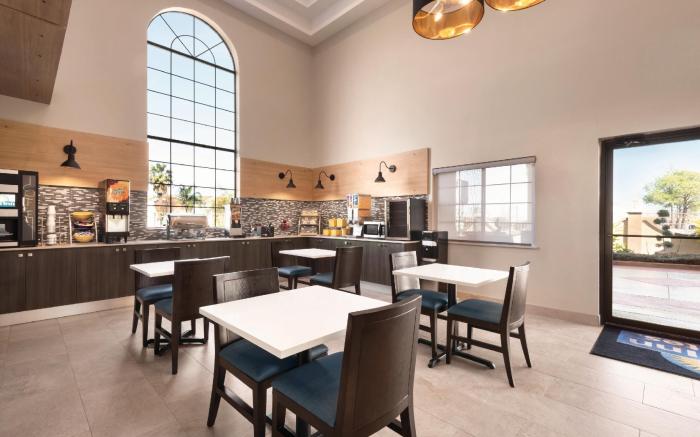 Days Inn & Suites by Wyndham Houston Hobby Airport