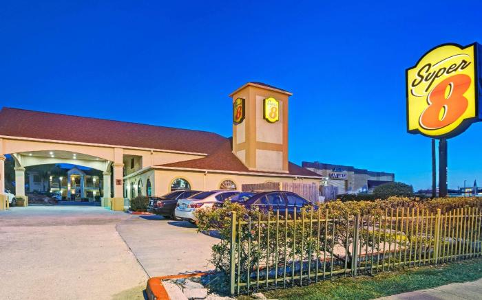 Super 8 By Wyndham Houston Hobby Airport South