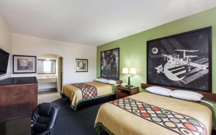 Super 8 By Wyndham Houston Hobby Airport South