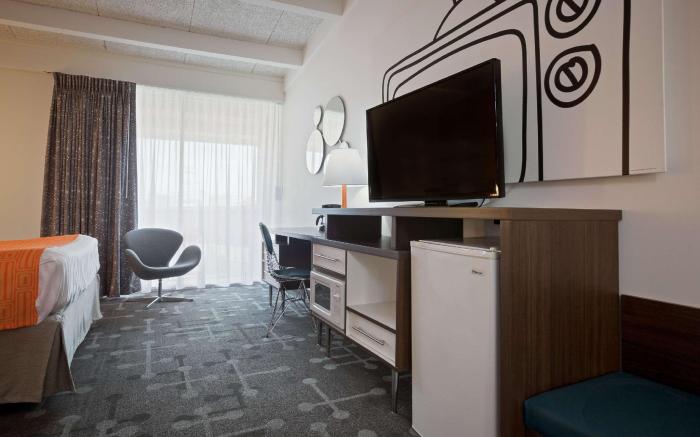 Howard Johnson Hotel by Wyndham Toms River