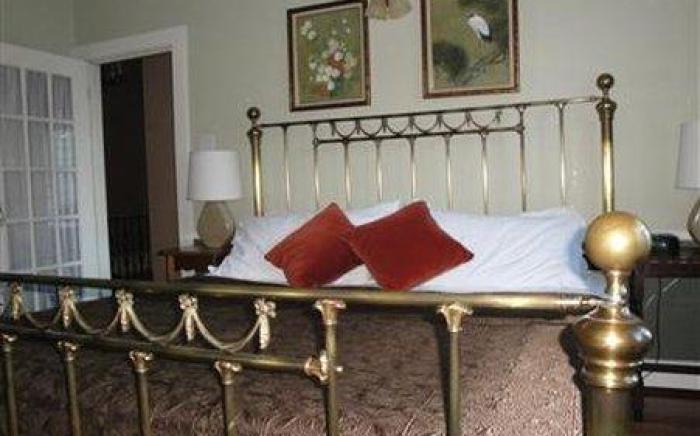 Cinnamon Bear Creekside Inn