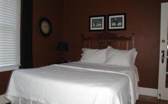 Cinnamon Bear Creekside Inn