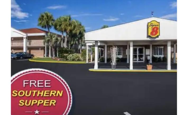 Super 8 By Wyndham Lake City