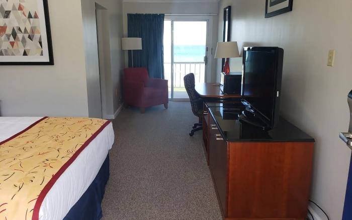 Days Inn & Suites by Wyndham St. Ignace Lakefront