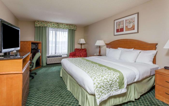 Days Inn & Suites by Wyndham Warren