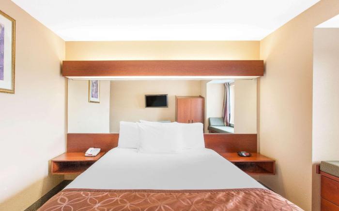 Microtel Inn & Suites by Wyndham Rogers