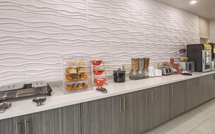 La Quinta Inn & Suites by Wyndham Ft. Worth - Forest Hill TX