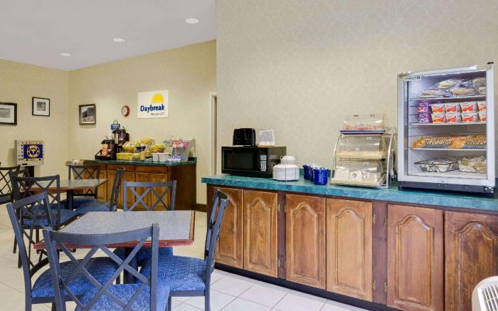 Magnuson Hotel West Liberty