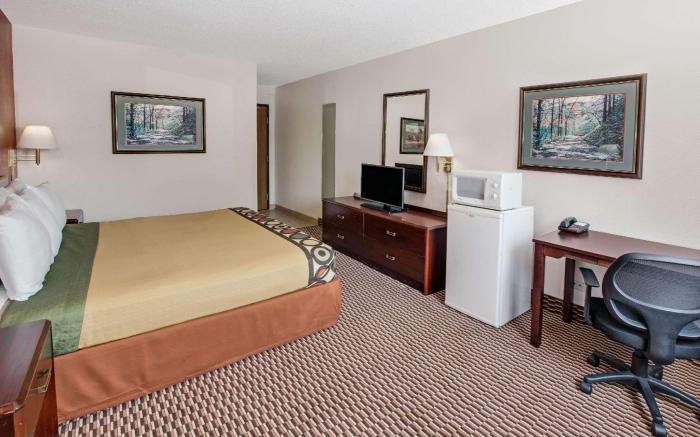 Super 8 By Wyndham Crystal Lake