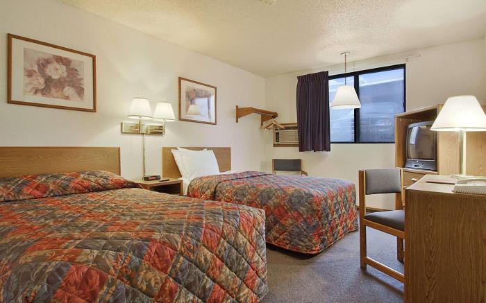 Super 8 By Wyndham Omaha/West Dodge