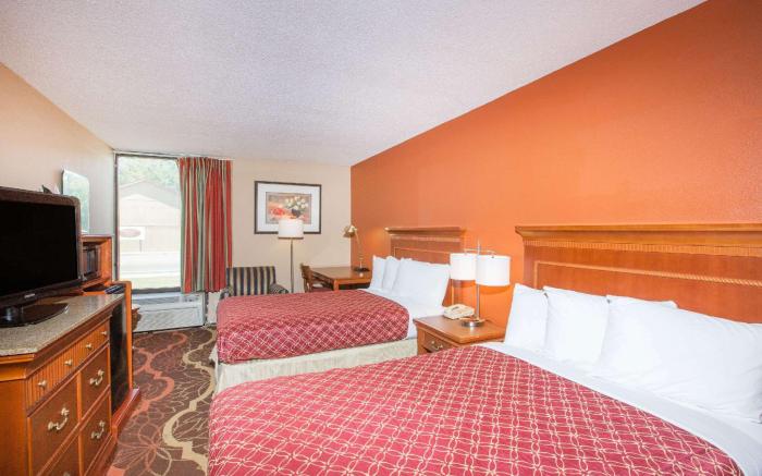 Super 8 By Wyndham Myrtle Beach - Market Common Area