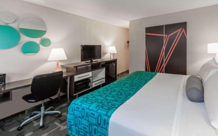 Howard Johnson by Wyndham Romulus Detroit Metro Airport