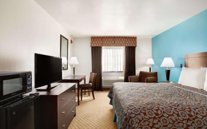 Days Inn & Suites by Wyndham Conroe North