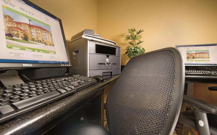 La Quinta Inn & Suites by Wyndham Denton - University Drive