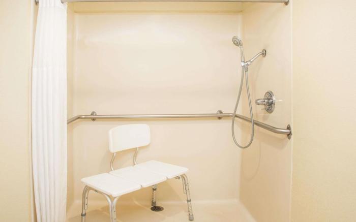 Days Inn & Suites by Wyndham Columbia Airport