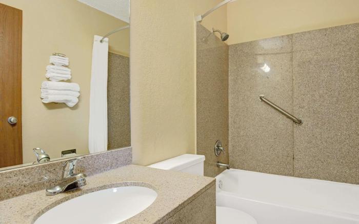 Super 8 By Wyndham Independence Kansas City