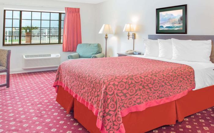 Days Inn by Wyndham Lake Village