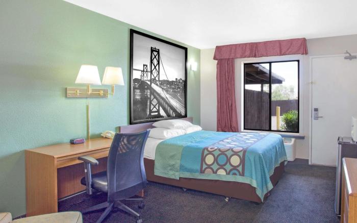 Super 8 by Wyndham Barstow