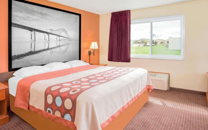 Super 8 By Wyndham Waverly