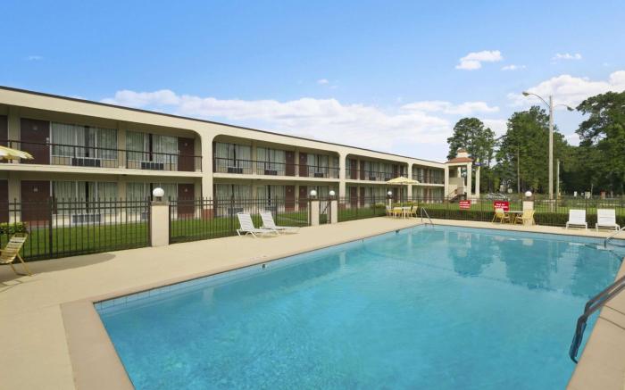 Rose Garden Inn & Suites