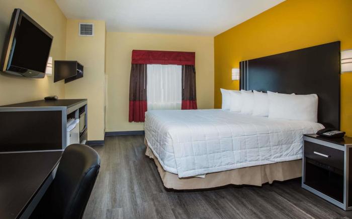 Days Inn & Suites by Wyndham Augusta Near Fort Eisenhower