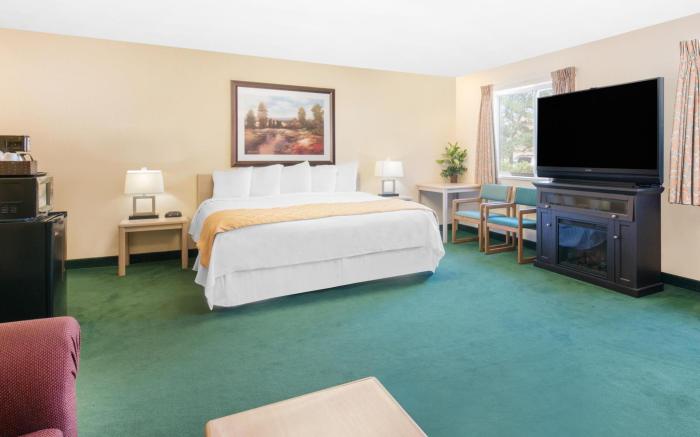Days Inn & Suites by Wyndham Fargo 19th Ave/Airport Dome