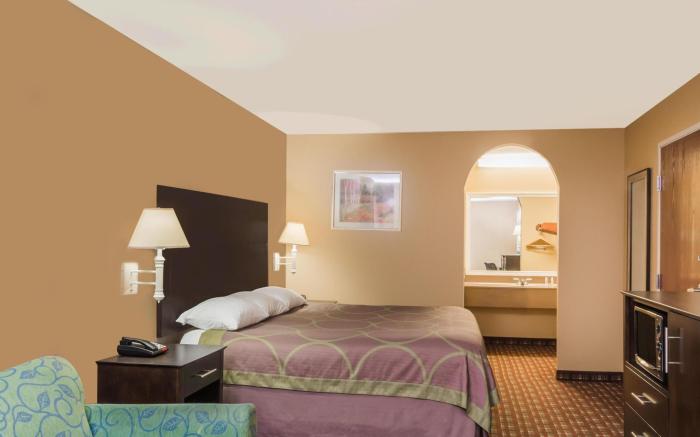 Super 8 By Wyndham Lake Charles Northeast
