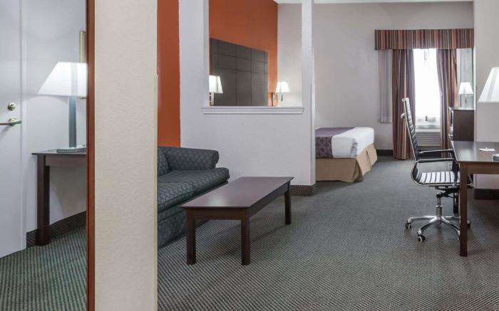 Days Inn & Suites by Wyndham Pasadena