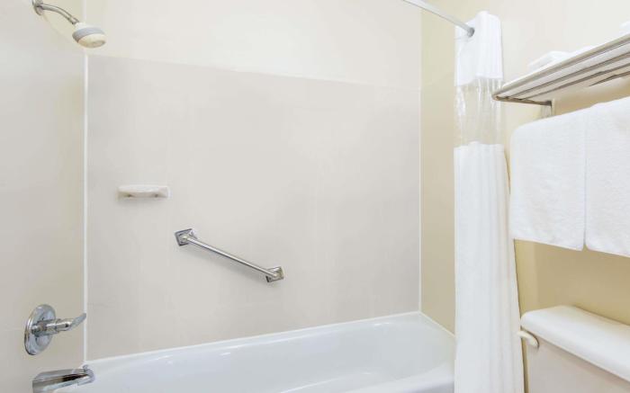 Days Inn & Suites by Wyndham Wichita