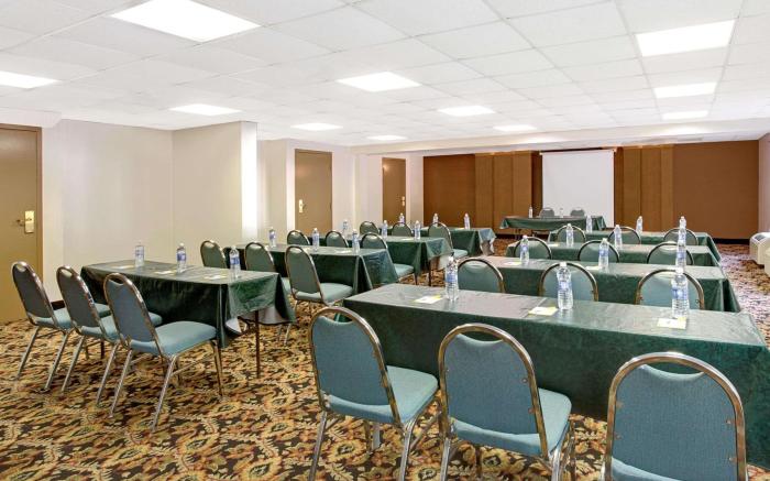 Days Inn by Wyndham Newport News City Center Oyster Point