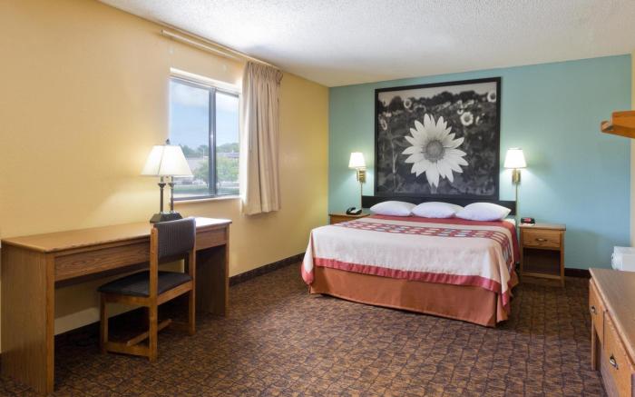 Super 8 By Wyndham Lexington Park/California Area