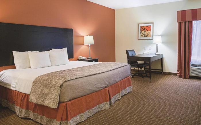 La Quinta Inn & Suites by Wyndham Houston East at Normandy