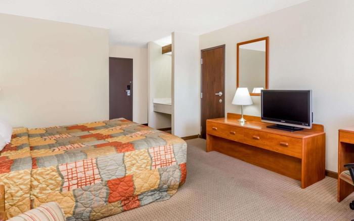 Days Inn by Wyndham Iron Mountain