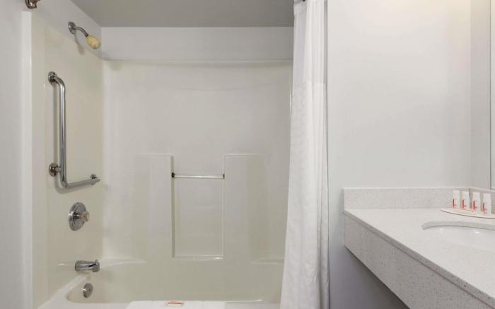 Super 8 By Wyndham Winnipeg West