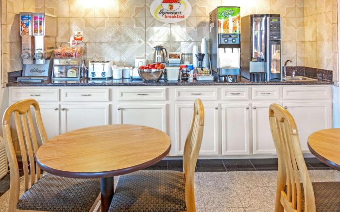 Super 8 by Wyndham Mont Belvieu/Baytown East 