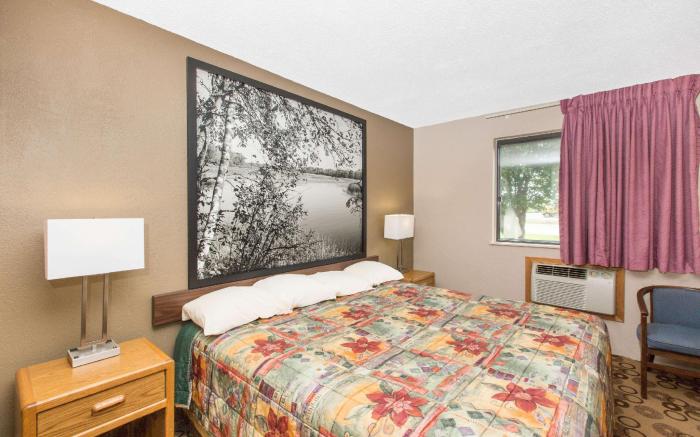 Super 8 By Wyndham Blue Earth