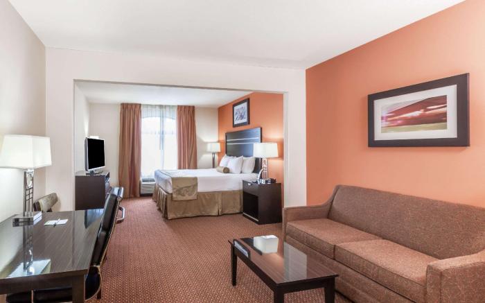 La Quinta Inn & Suites by Wyndham Tulsa Midtown