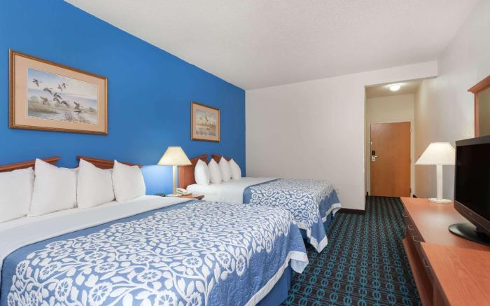 Days Inn & Suites by Wyndham Cambridge
