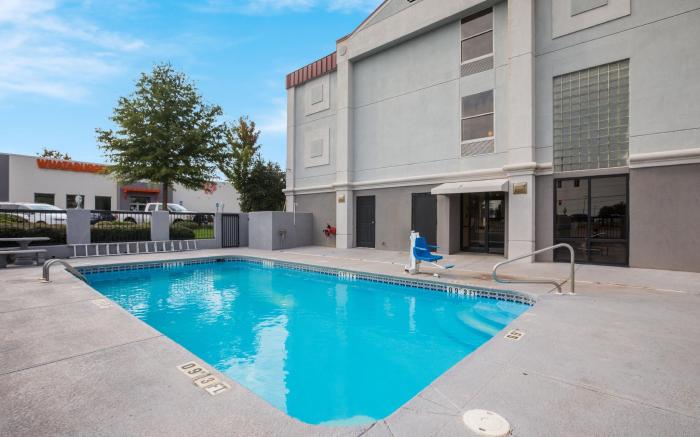 Red Roof Inn & Suites Newnan