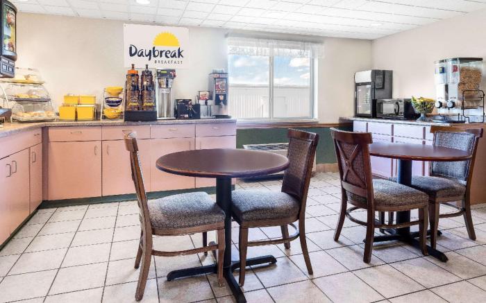 Days Inn by Wyndham Neenah