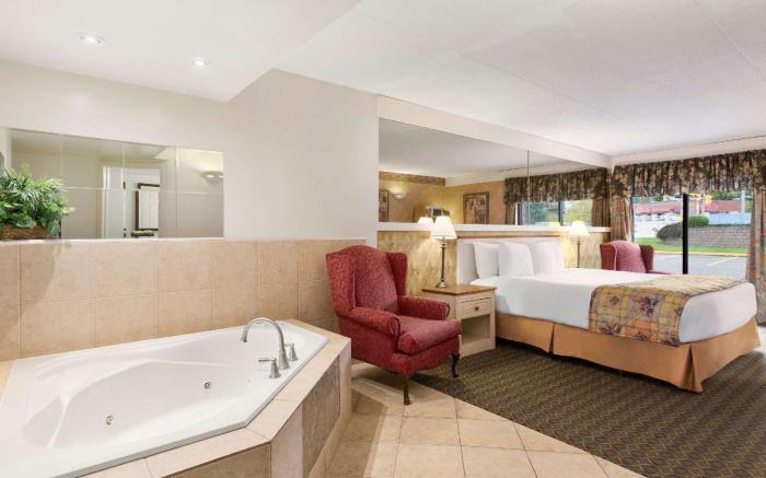 Travelodge by Wyndham Owen Sound ON