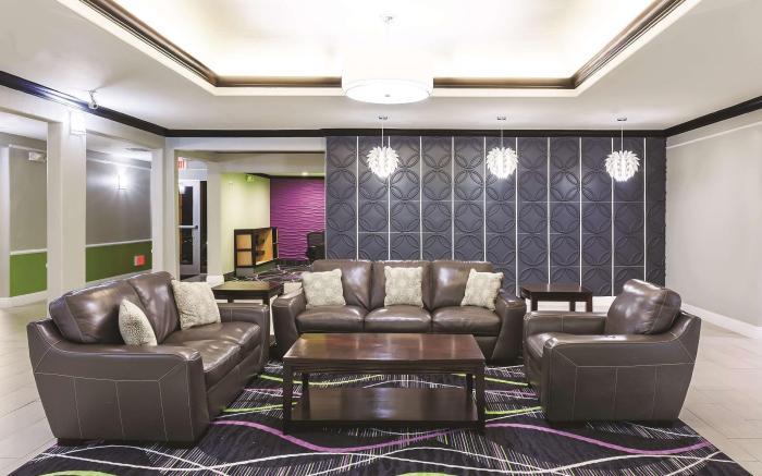 Palacio Royale Inn Signature