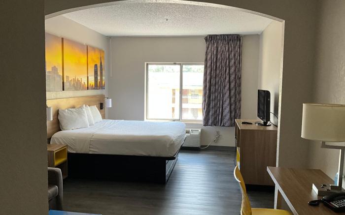 Days Inn & Suites by Wyndham Albany