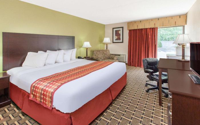 Days Inn & Suites by Wyndham Madison Heights MI