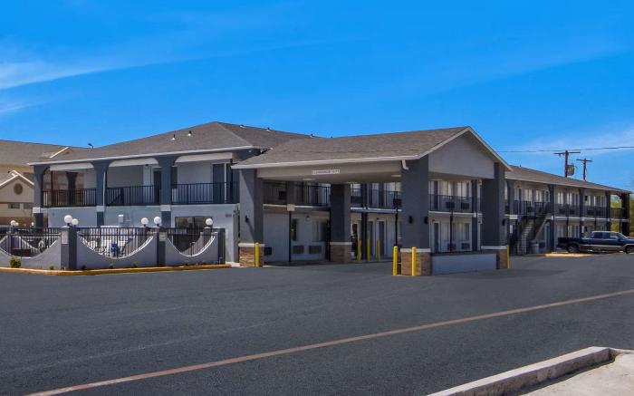 Super 8 by Wyndham Waco North I-35