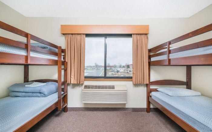 Days Inn & Suites by Wyndham Baxter Brainerd Area