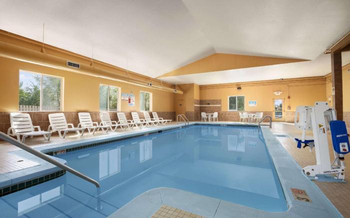 Days Inn & Suites by Wyndham Cedar Rapids