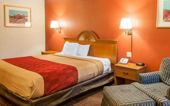 Econo Lodge West - Coors Blvd