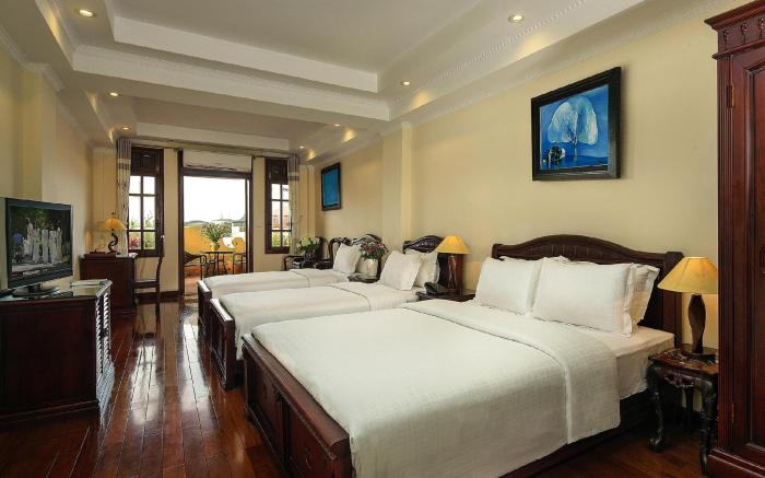 Lucky 3 Hotel & Travel